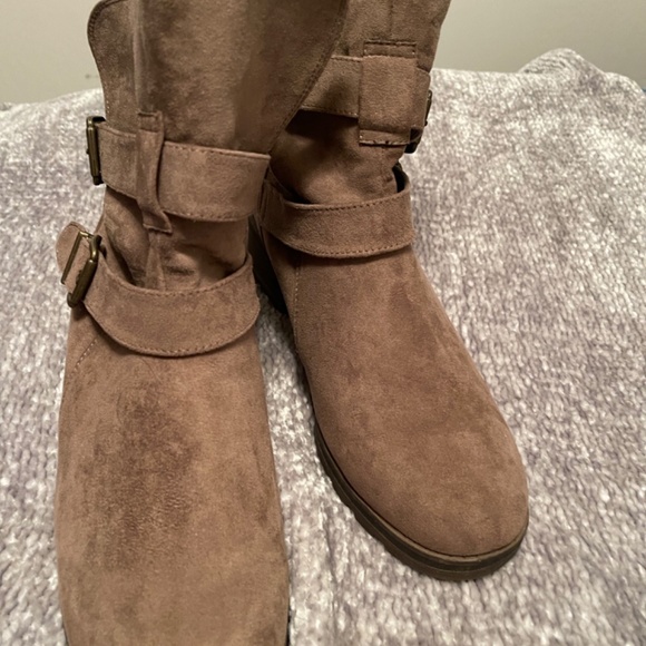 Brown suede ankle boots - Picture 2 of 3